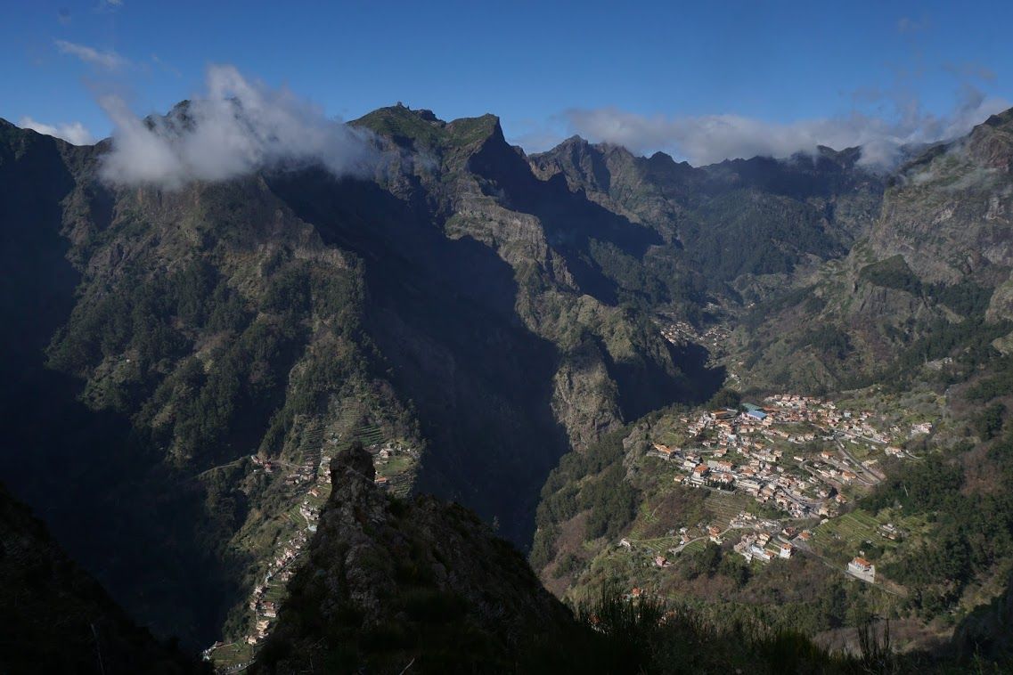 Curral las Freiras (ese pueblo encajado entre montañas) desde el mirador de Eiro do Serrado