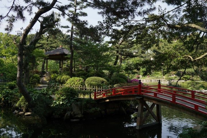 Puente en el bellísimo jardín Shukkei-en, Hiroshima.