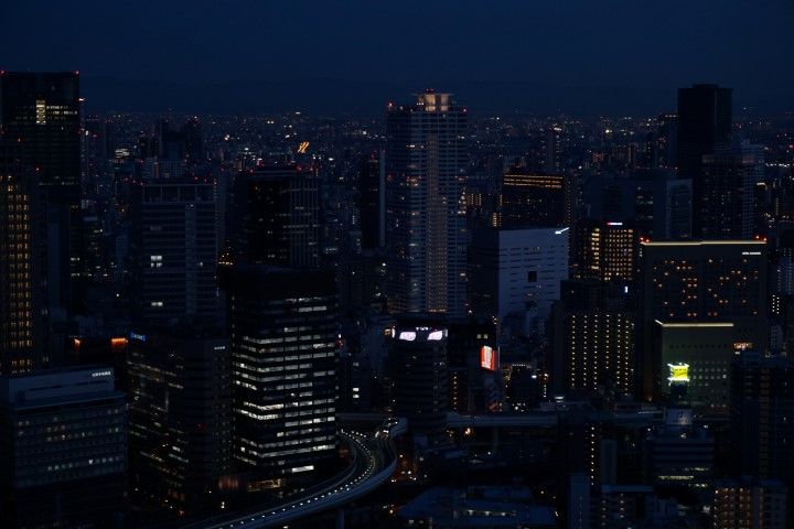 Vistas de Osaka por la noche, desde el Umeda Sky Building.