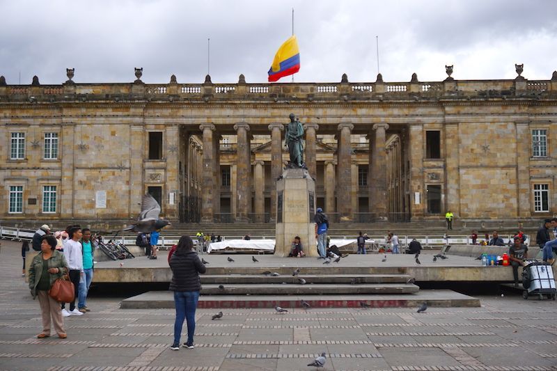 La estatua de Simón Bolívar en el centro de la plaza