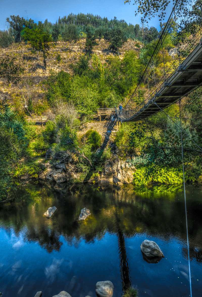 A ponte suspensa. Foto de Jorge na Wikimedia.
