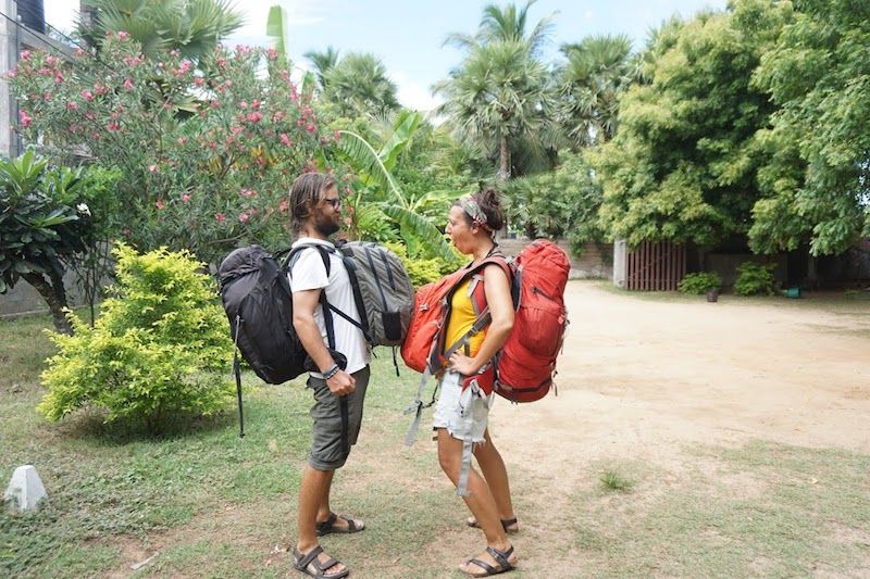  Nuestro estilo viajero es así: mochila pequeña delante con la electrónica y documentos; mochila grande detrás con ropa, neceser y zapatillas 