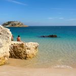 A Inês na sua praia, onde vem recarregar energias sempre que precisa, a Praia do Creiro