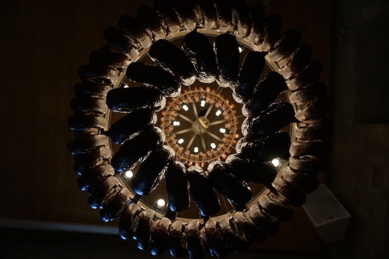 Una lámpara hecha de embutidos de pasta de papel, en Casa da Terra