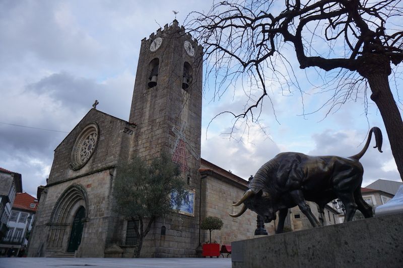 Largo da Picota con la "Igreja Matriz" y la "Vaca das cordas", Ponte de Lima