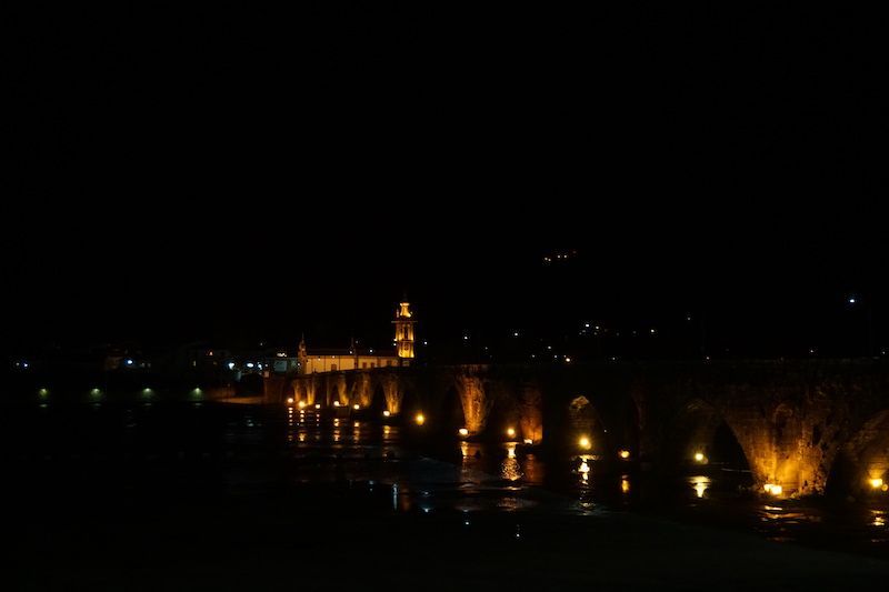 El puente de Ponte de Lima iluminado, por la noche