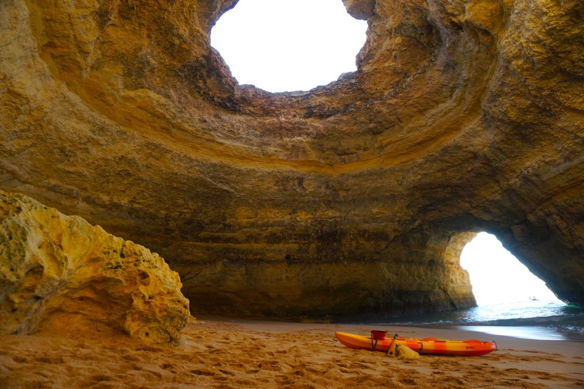 Para llegar a ver la famosa Cueva de Benagil así hubo que madrugar un día entre semana de finales de Septiembre en un año atípico para el turismo como fue el 2020
