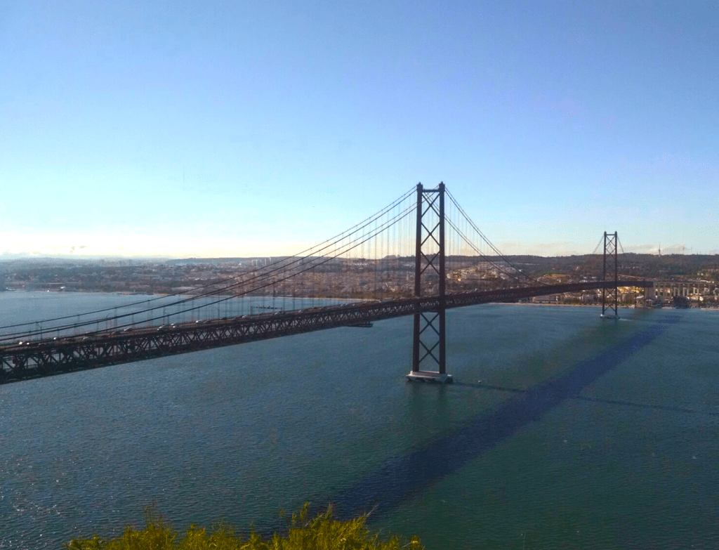 El puente 25 de Abril es uno de los dos puentes que tendrás que cruzar para llegar a Setúbal desde Lisboa