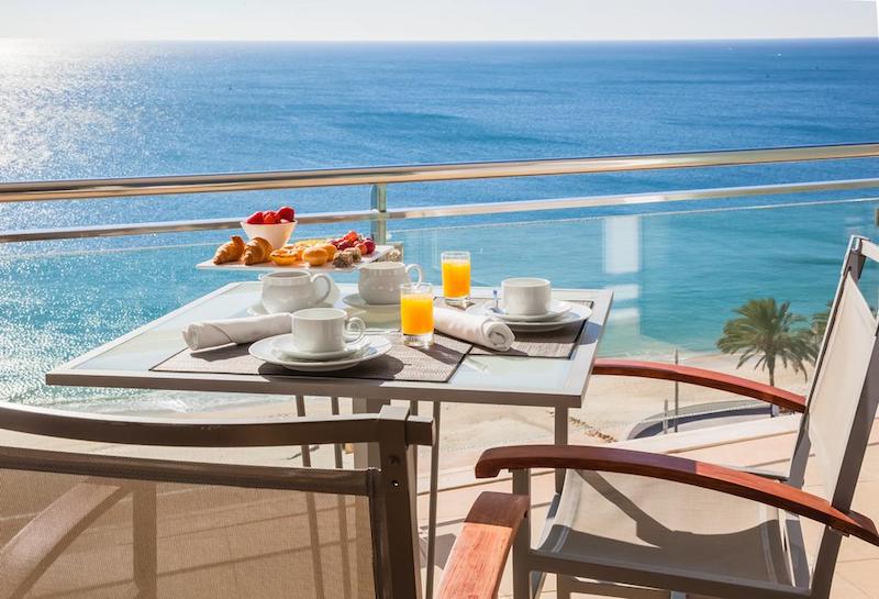 Desayunar en el Sesimbra Hotel & Spa con vistas a la playa donde te bañarás en seguida 