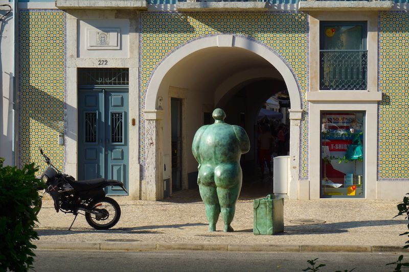 Escultura de "El Viajero" a la entrada del Largo do Dr. Francisco Soveral