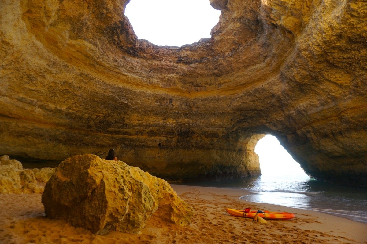La impresionante (y altamente demandada) Cueva de Benagil: una de las postales de Algarve
