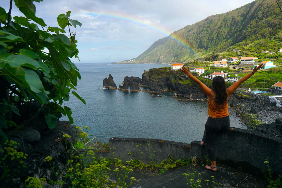 São Jorge recibiéndonos con un arcoíris en nuestra casita en la isla, Fajã do Ouvidor