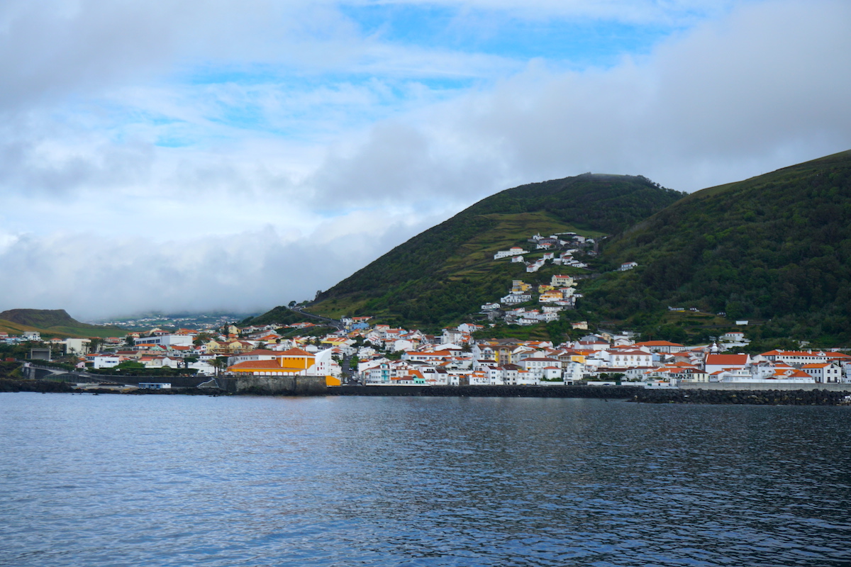 Llegando a Velas, la capital de São Jorge, en barco desde la isla de Pico