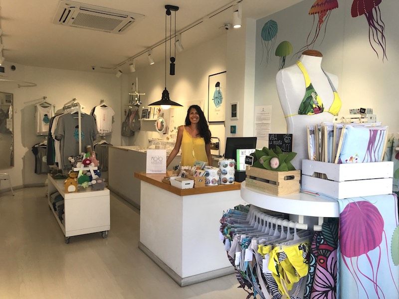 Erika en su tienda Mojo Art Shop, en Corralejo