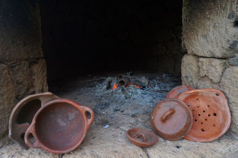 El horno comunitario donde conocimos a La Peña del Barro (una de jarras que está en el horno seria nuestra)