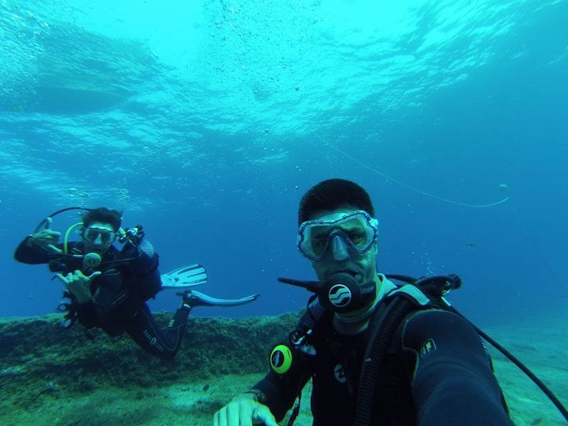 Selfie submarinista con Borja, otro buceador que conocimos en La Restinga junto a Tania, pareja con quienes acabamos por hacer planes juntxs a superficie. ¡Lo que une el mar, la tierra no separa!