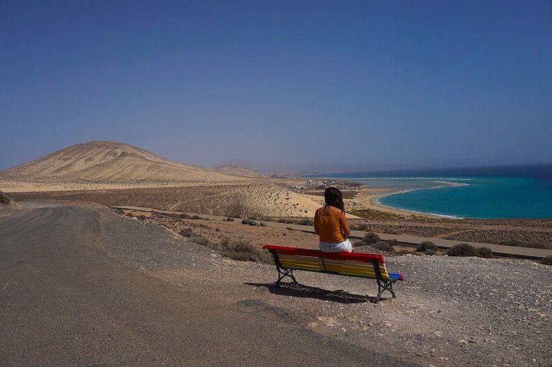 Si el colorido banco del mirador del Salmo no es el banco con las mejores vistas de Fuerteventura, no sabemos cual será... 