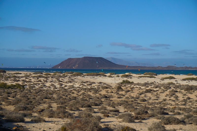 En las grandes playas de Corralejo encontrarás el cielo salpicado de cometas y kitesurfers