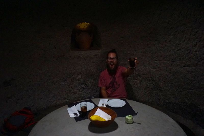 No te puedes ir de la isla sin comer en una de las cuevas de Guayadeque