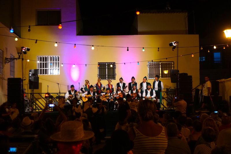 Música tradicional herreña por la noche, en la pequeña plaza principal de La Restinga