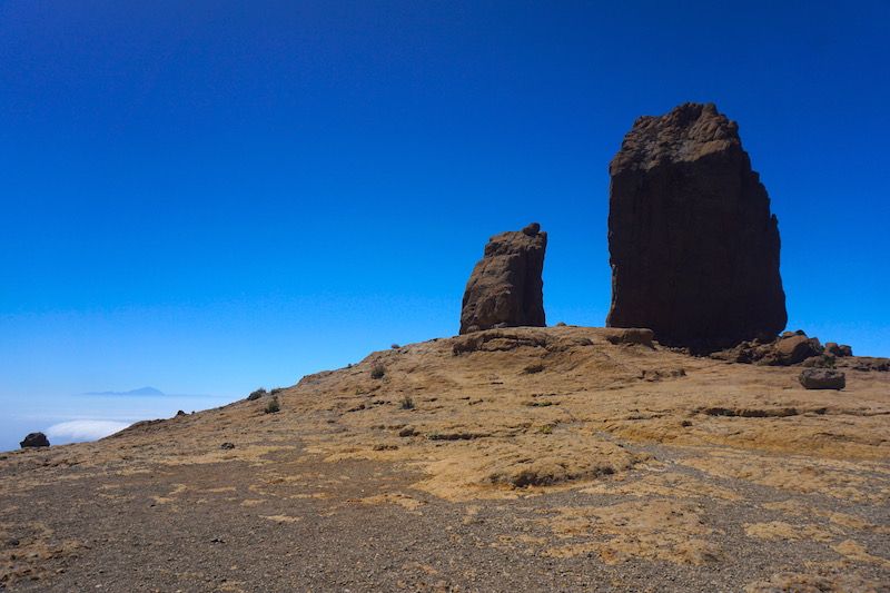 El Teide, a la izquierda, y el Roque Nublo, a la derecha