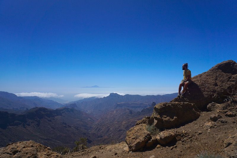 Hemos contemplado El Teide en Tenerife, asomándose por entre las nubes, desde diferentes puntos. No nos podíamos creer la suerte que teníamos 